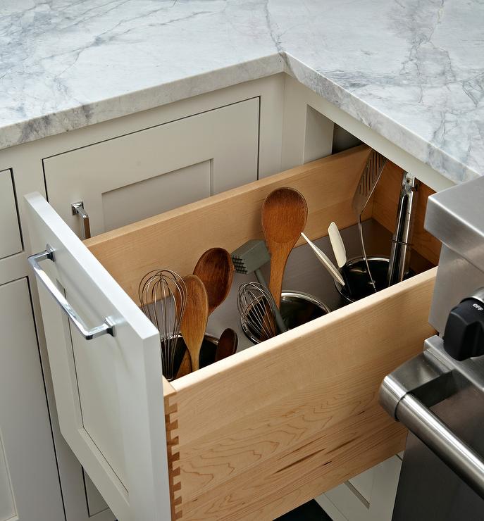 well-organized-kitchen-cabinet-utensils