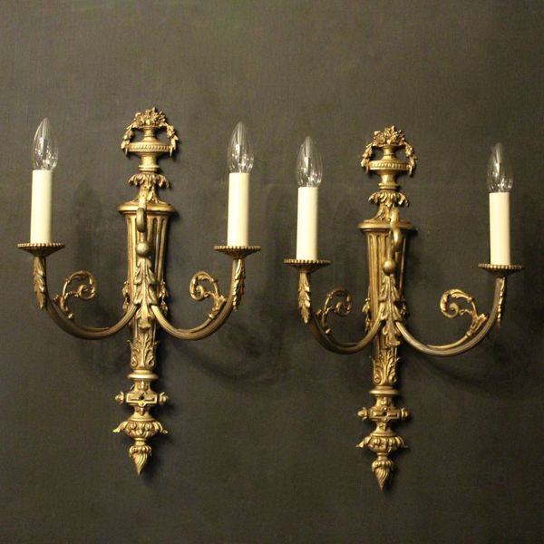 antique-sconces-traditional-style-bathroom