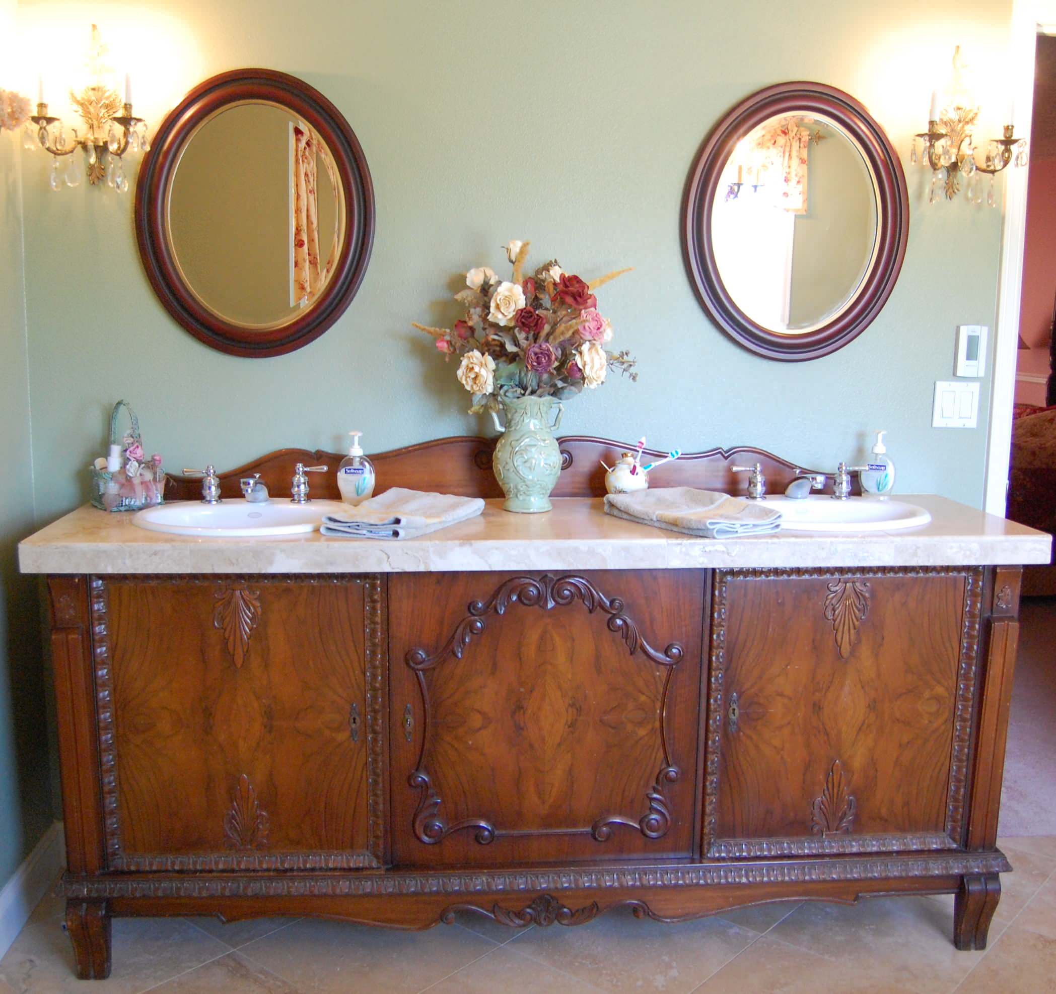 vanity-antique-traditional-style-bathroom
