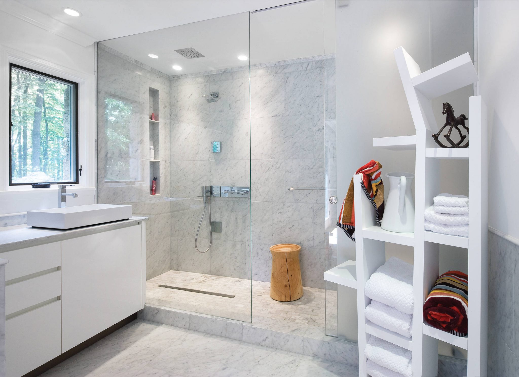 luxurious-spacious-showerroom