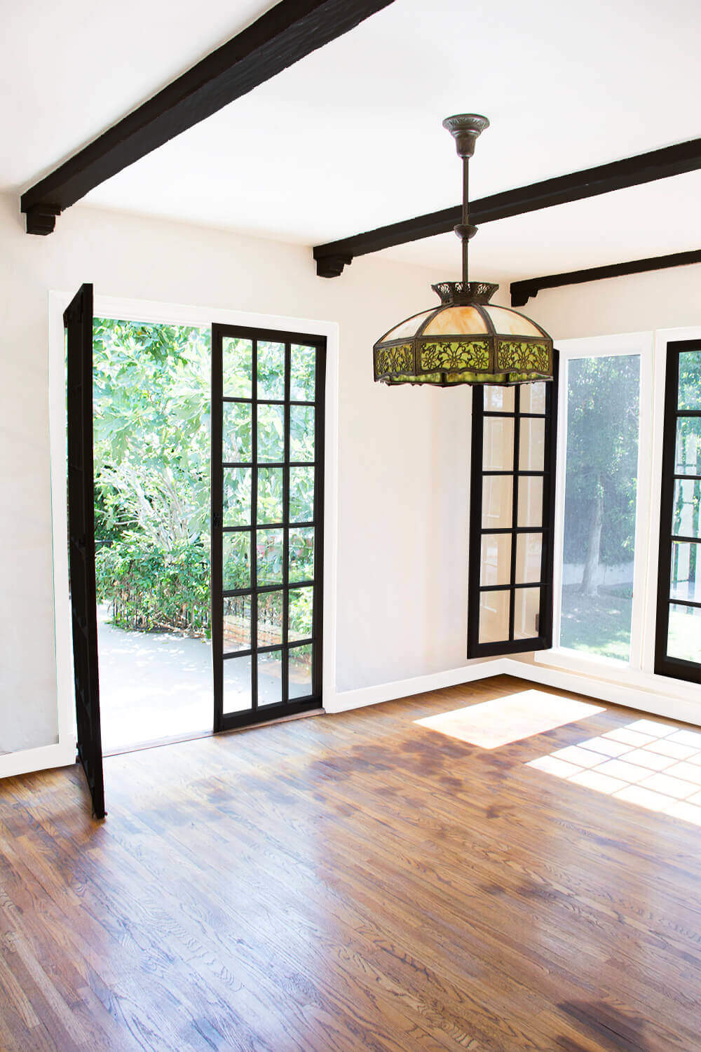 Excellent-use-of-black-trim.]