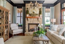 living-room-with-amazing-black-crown-molding