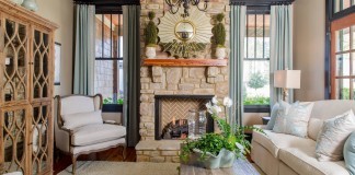 living-room-with-amazing-black-crown-molding