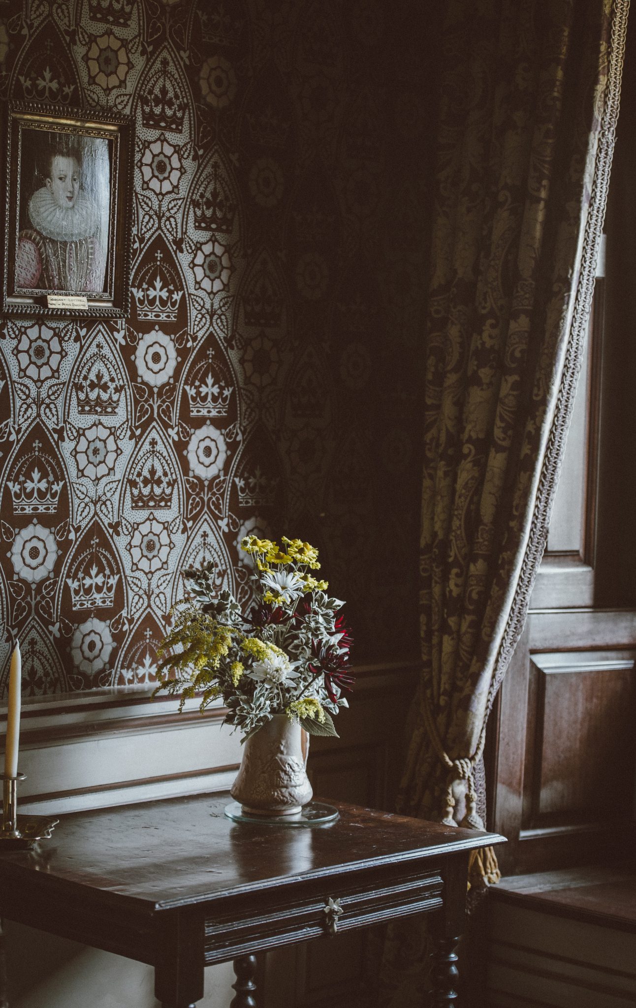 victorian-style-dual-tone-living-room-wallpaper-for-the-ideal-home