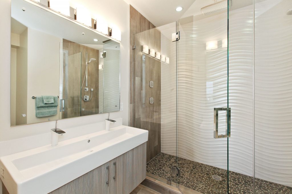 beautiful-textured-wavy-glass-shower-door-for-the-perfect-bathroom